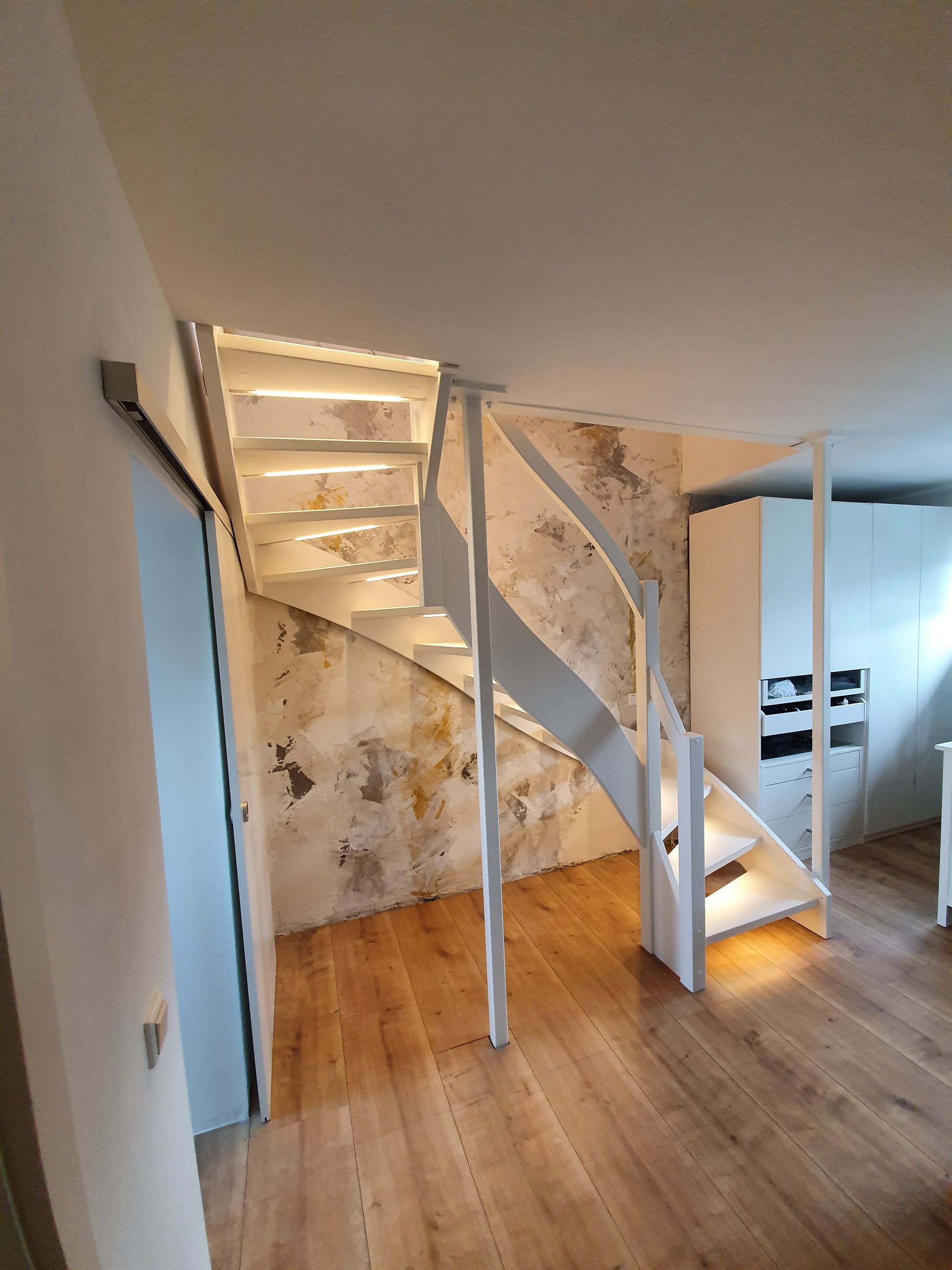 Weiße Holzwendeltreppe nach Maß von Böhmer Manufaktur Seitenansicht