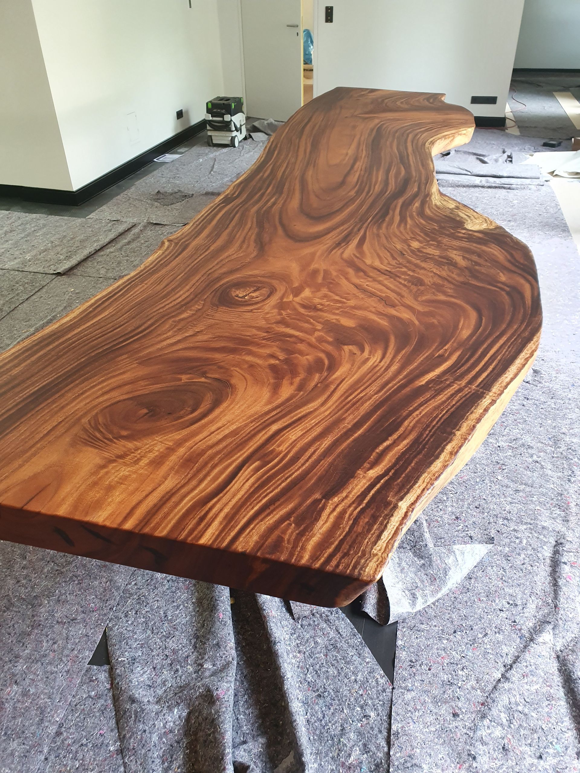 Geschwungener Tisch aus Massivholz von Böhmer Manufaktur