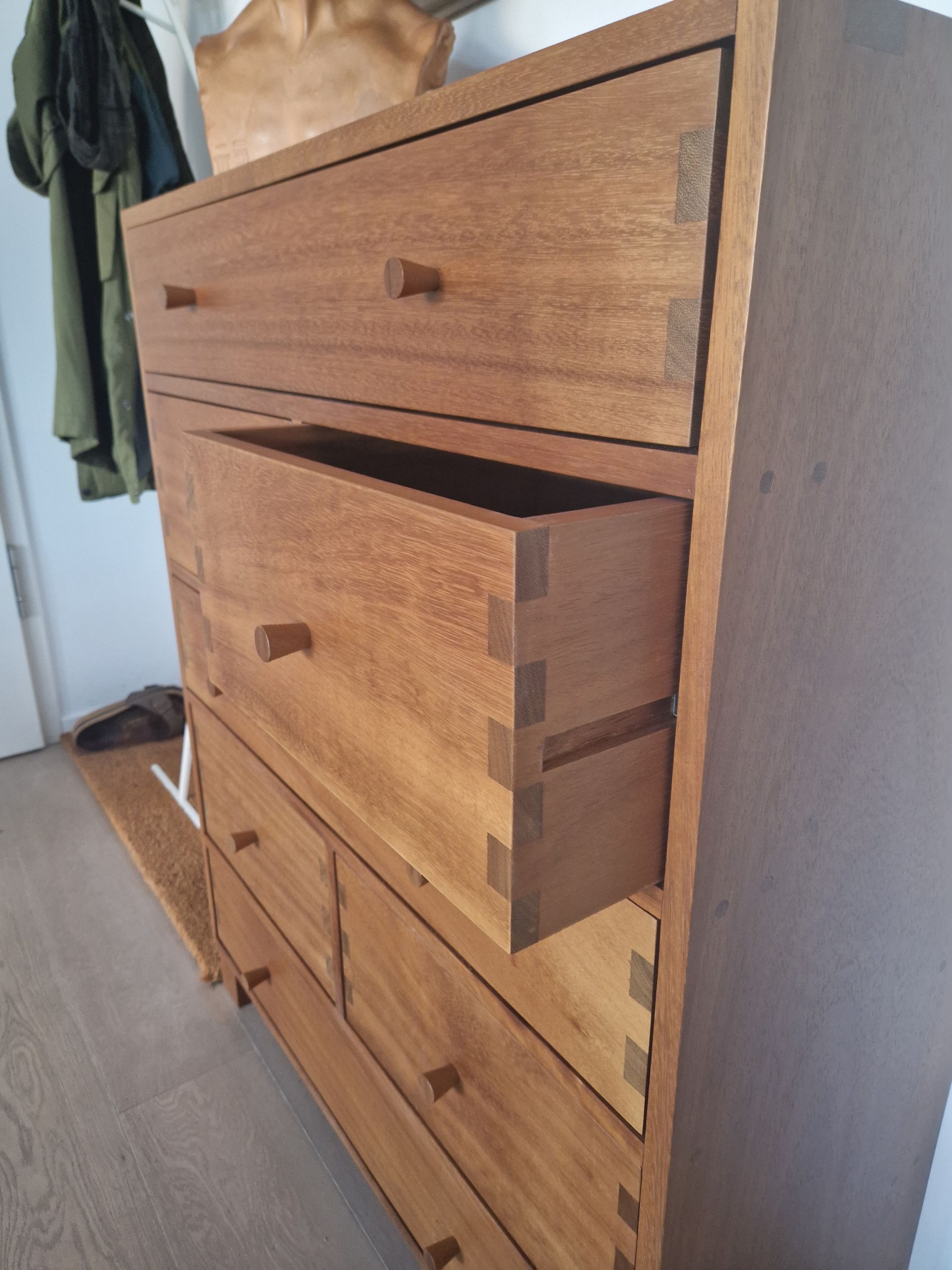 Kommode aus Holz nach Maß von Böhmer Manufaktur mit ausgezogenen Schubladen