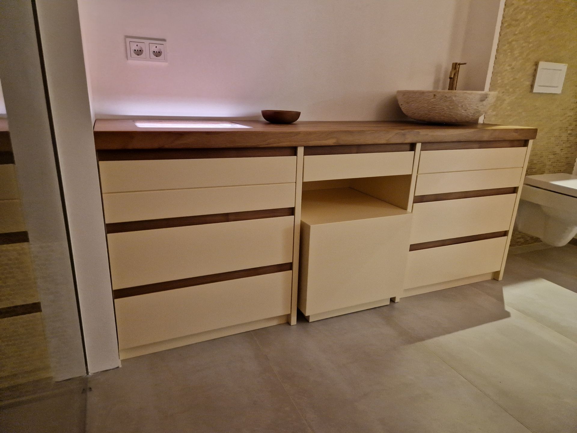 Badezimmerkommode aus Holz mit weißer Front von Böhmer Manufaktur