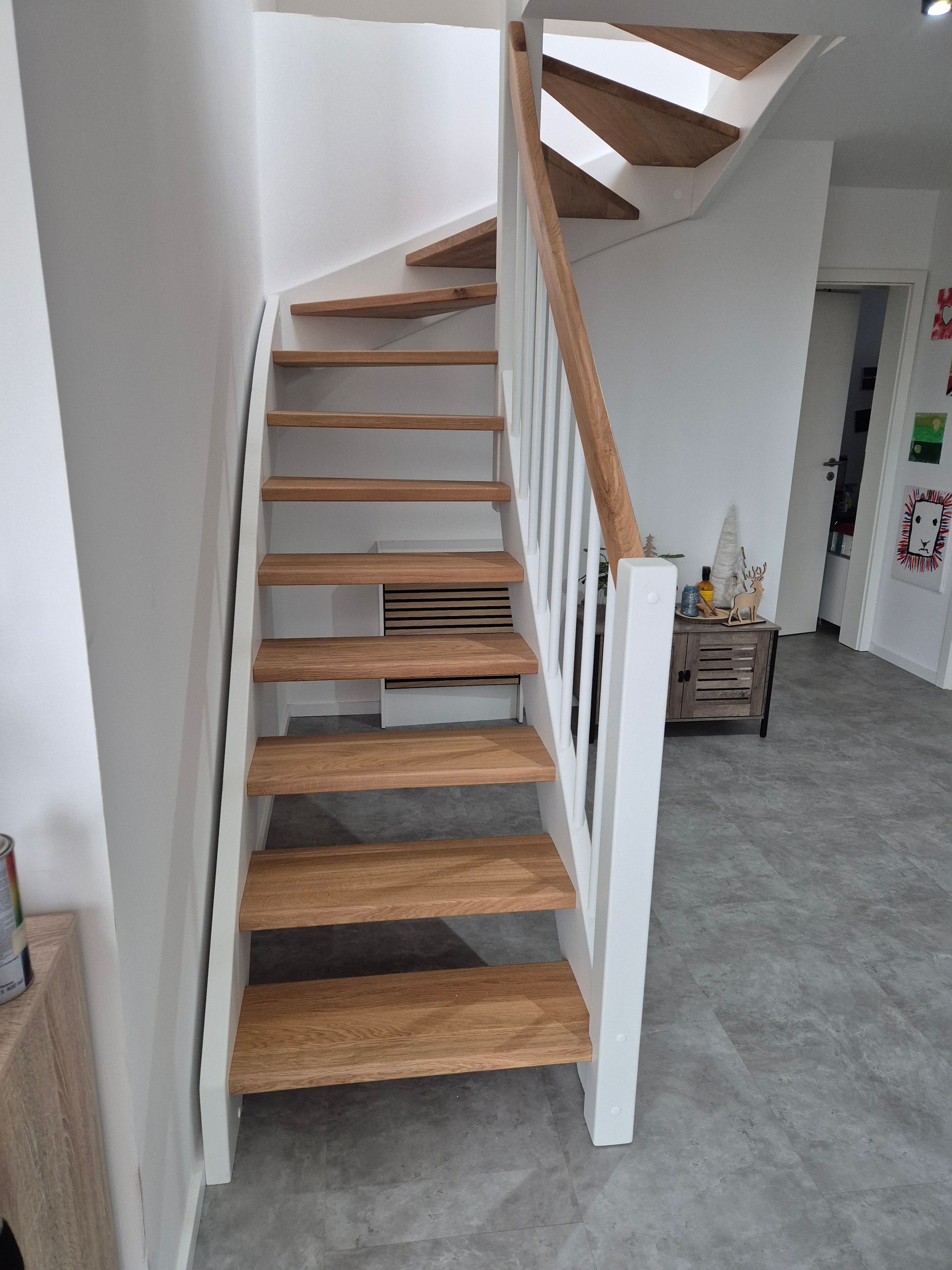 Weiße Wendeltreppe nach Maß von Böhmer Manufaktur