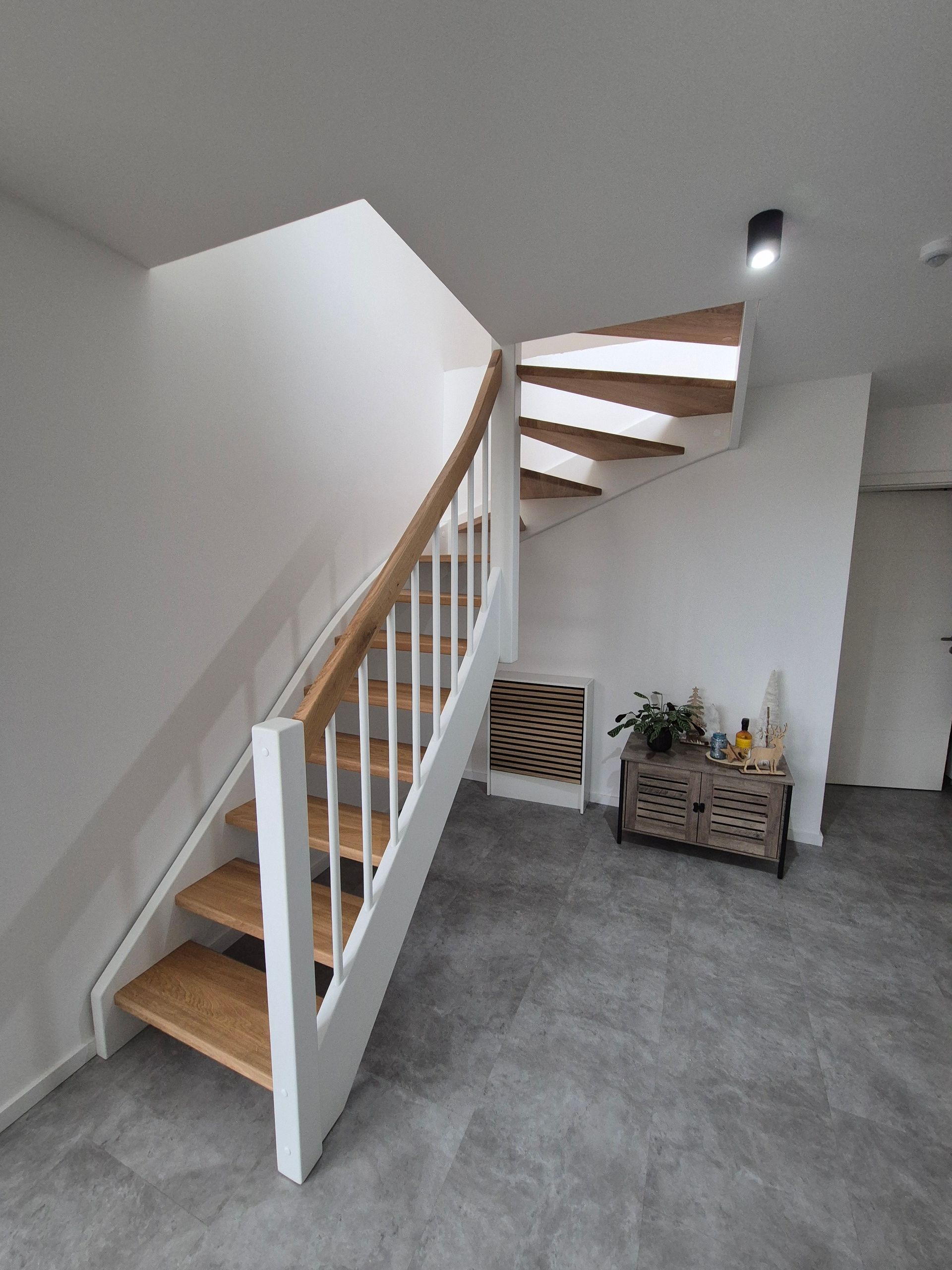 Weiße Wendeltreppe nach Maß von Böhmer Manufaktur