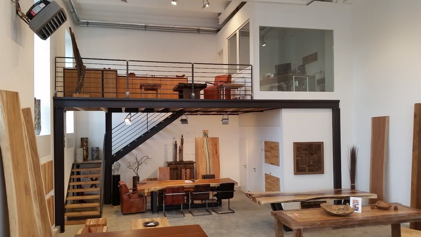 Innenansicht einer Manufaktur mit Galerie und Holzarbeiten.