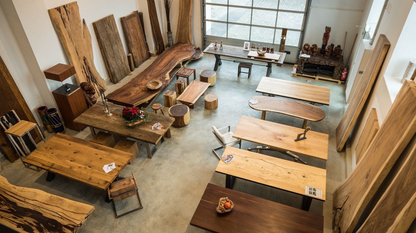 Gesamtansicht eines Ausstellungsraums für handgefertigte Holzmöbel.