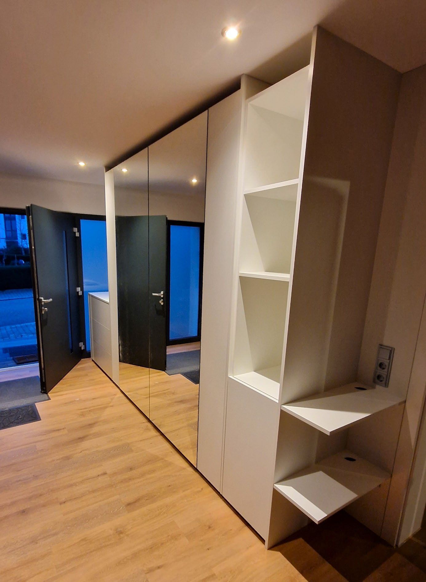 Flur mit Holzfußboden, großer Spiegelwand