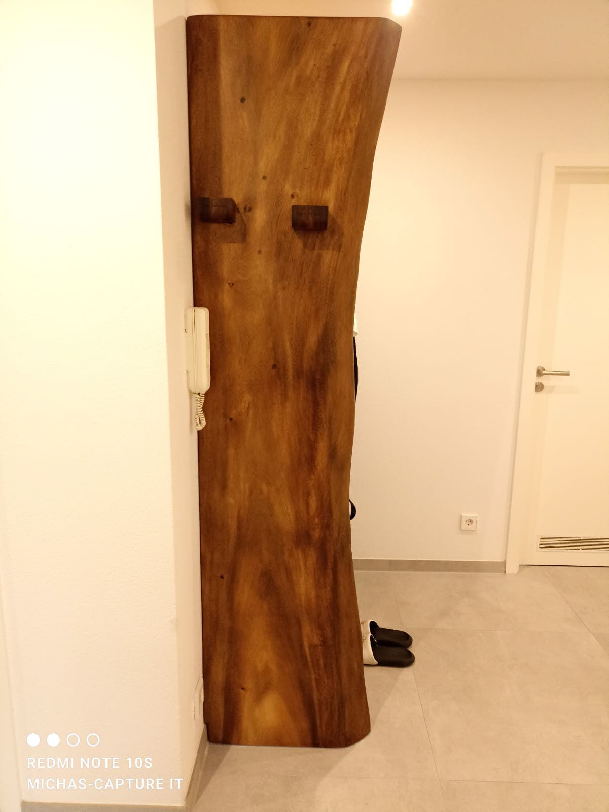 Massiver Holzbohlenständer