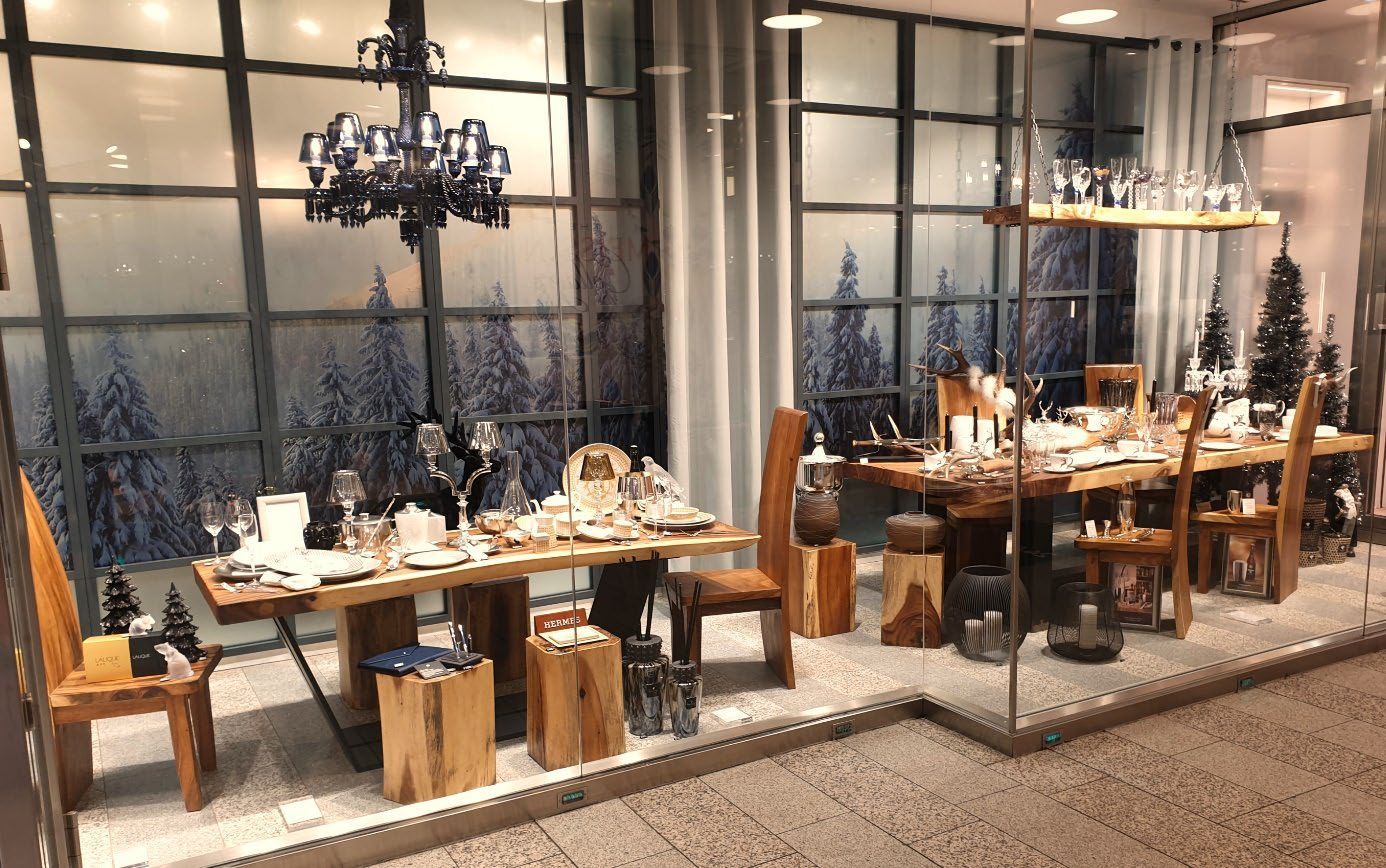 Weihnachtlich dekorierter Esstisch mit Holzstühlen