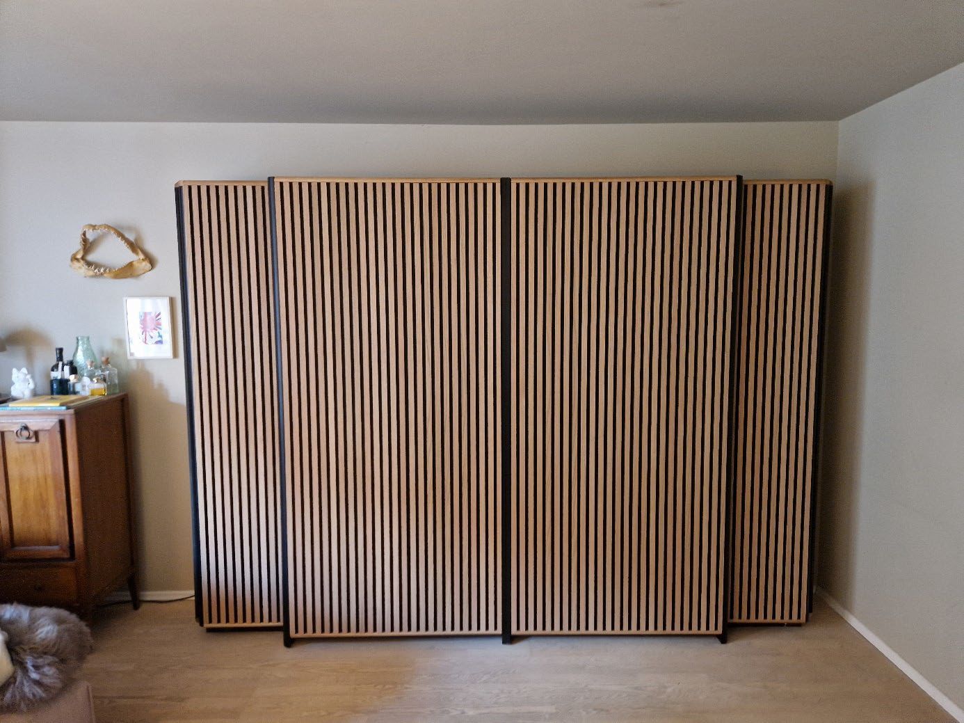 Abstrakte Wandgestaltung mit Holz- oder Furnierstruktur.