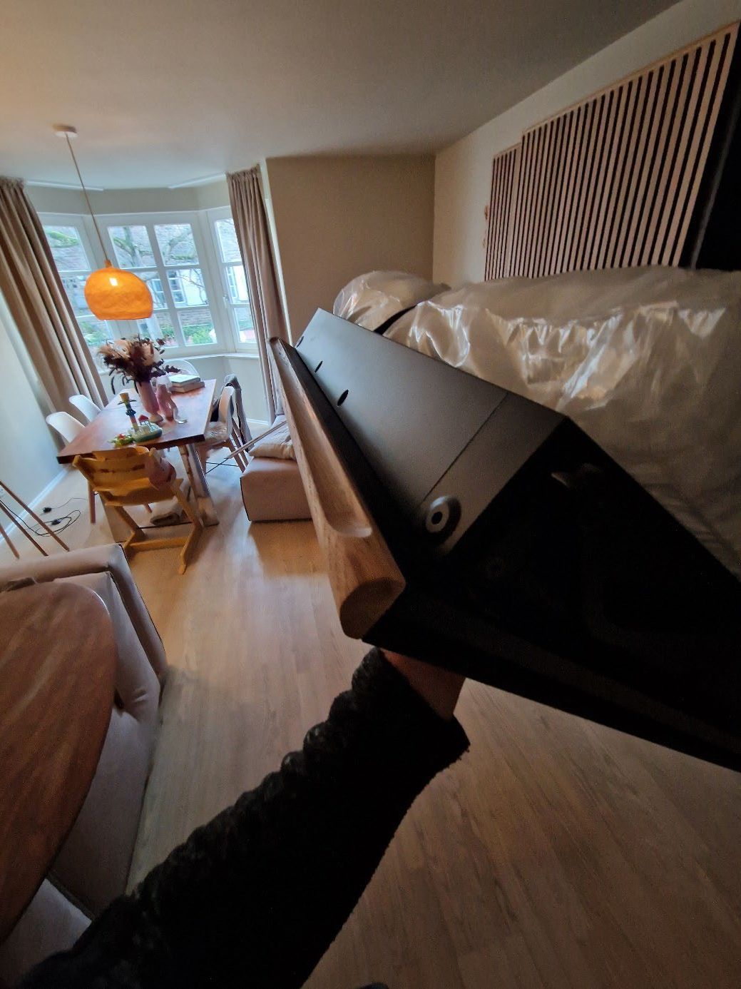 Wohnzimmer mit individueller Wandgestaltung aus Holz.