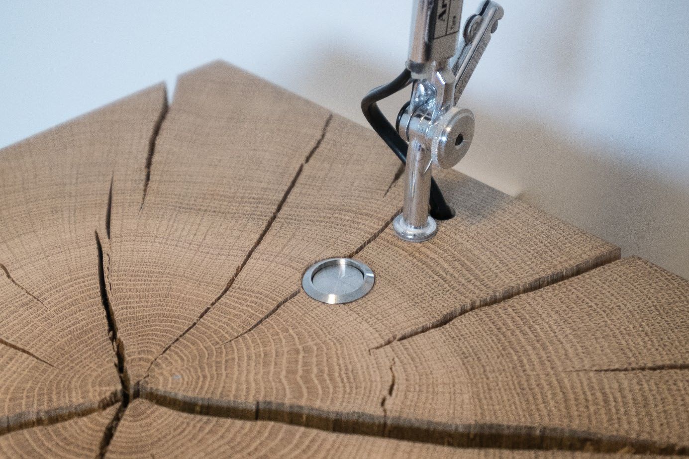 Detailaufnahme einer handwerklichen Holzverbindung mit Schraube.