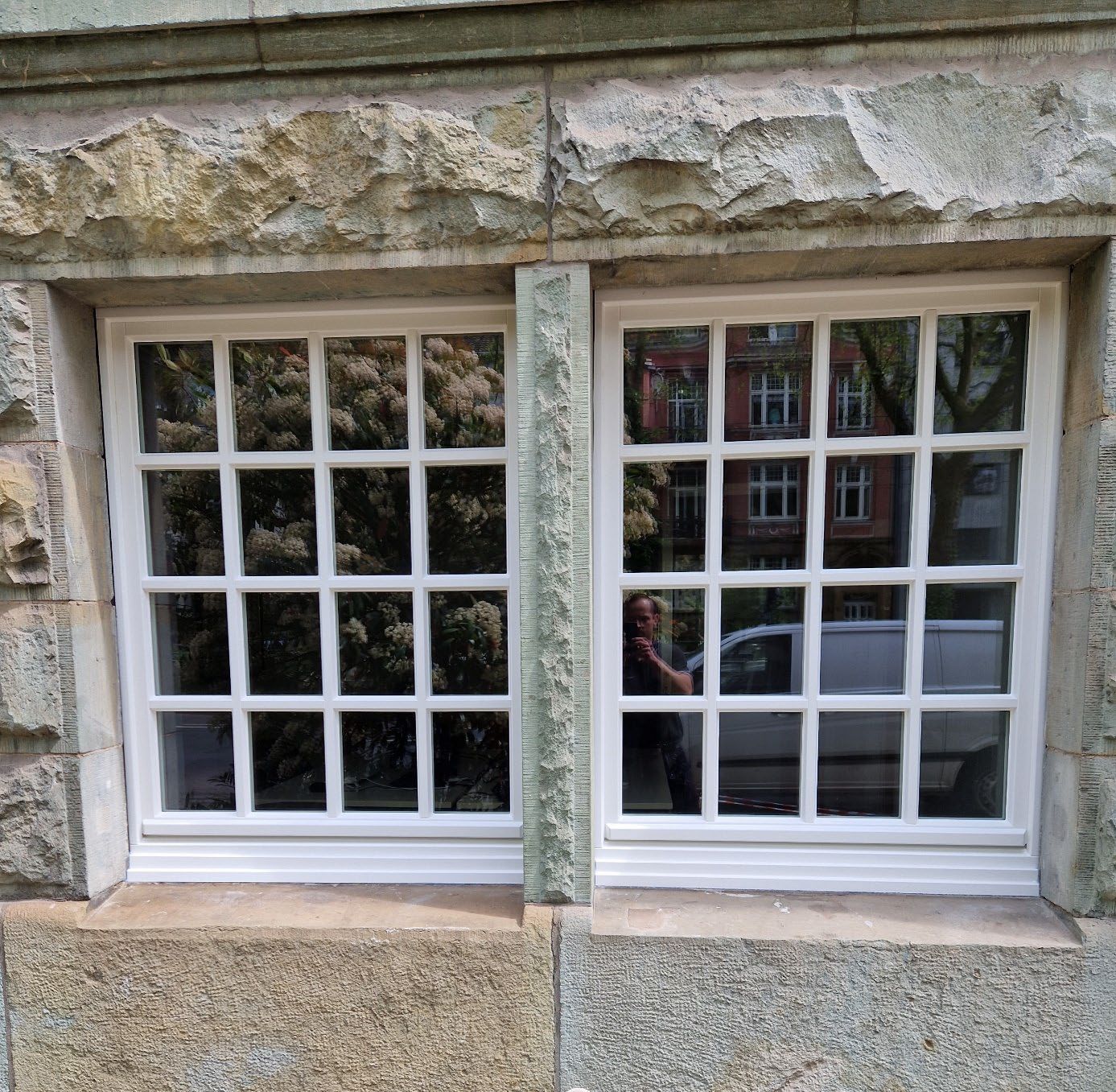 Werkstattfenster mit Holzrahmen und natürlicher Patina.