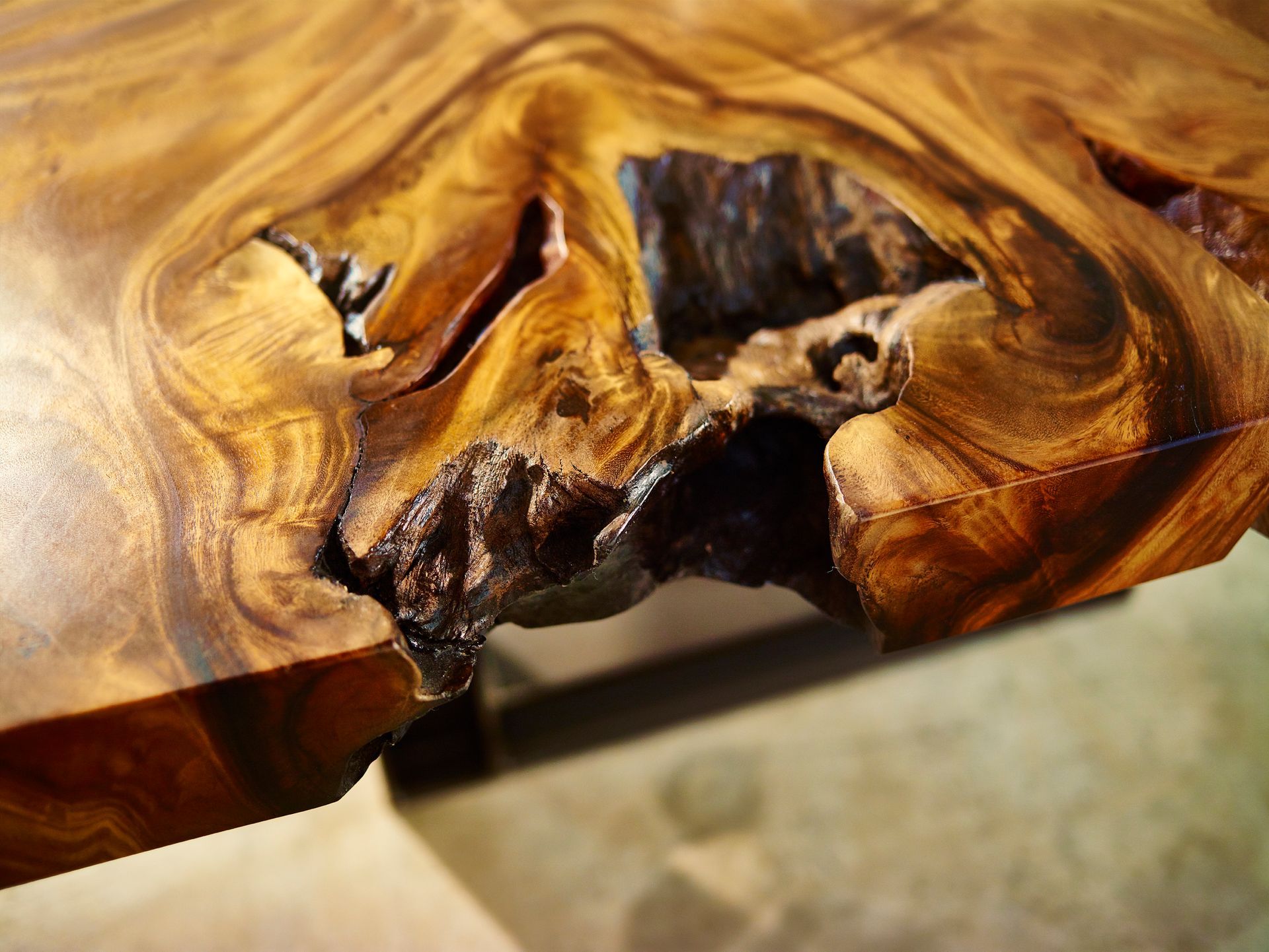 Holztisch mit Einfräsung von  von Böhmer Manufaktur