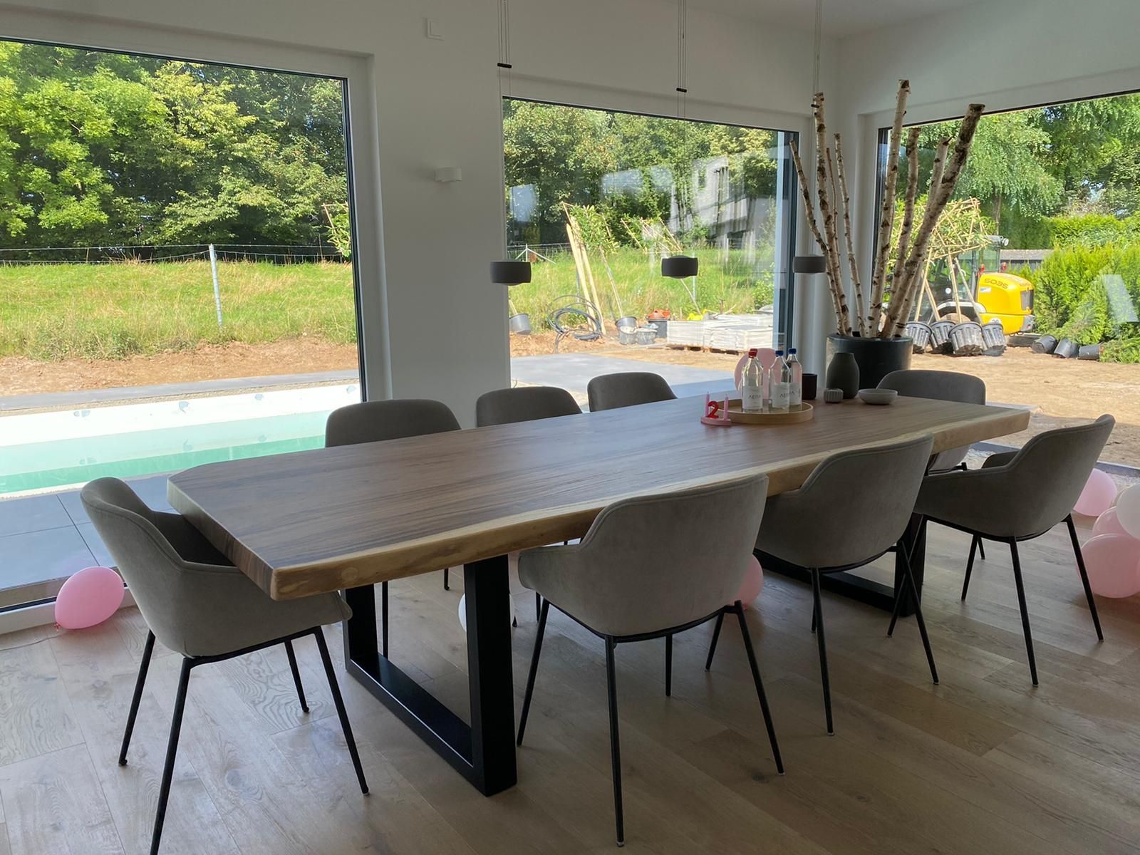 Esstisch im Esszimmer mit Metallbeinen in schwarz  von Böhmer Manufaktur