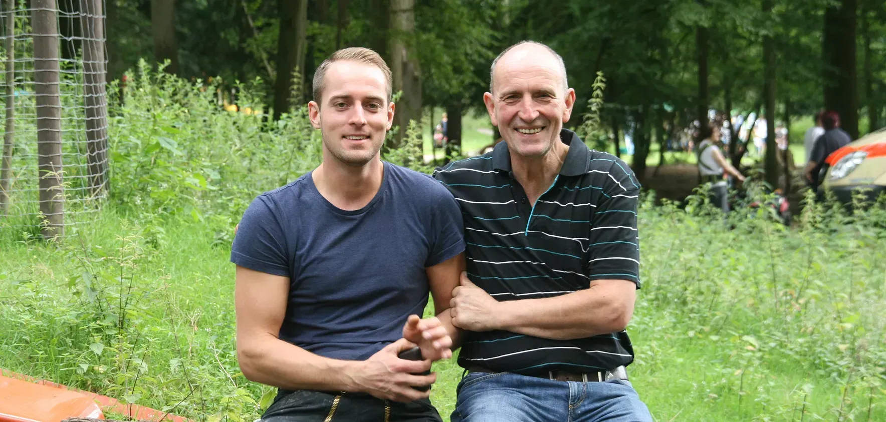 Familienfoto von Markus Böhmer und seinem Vater im Wald 