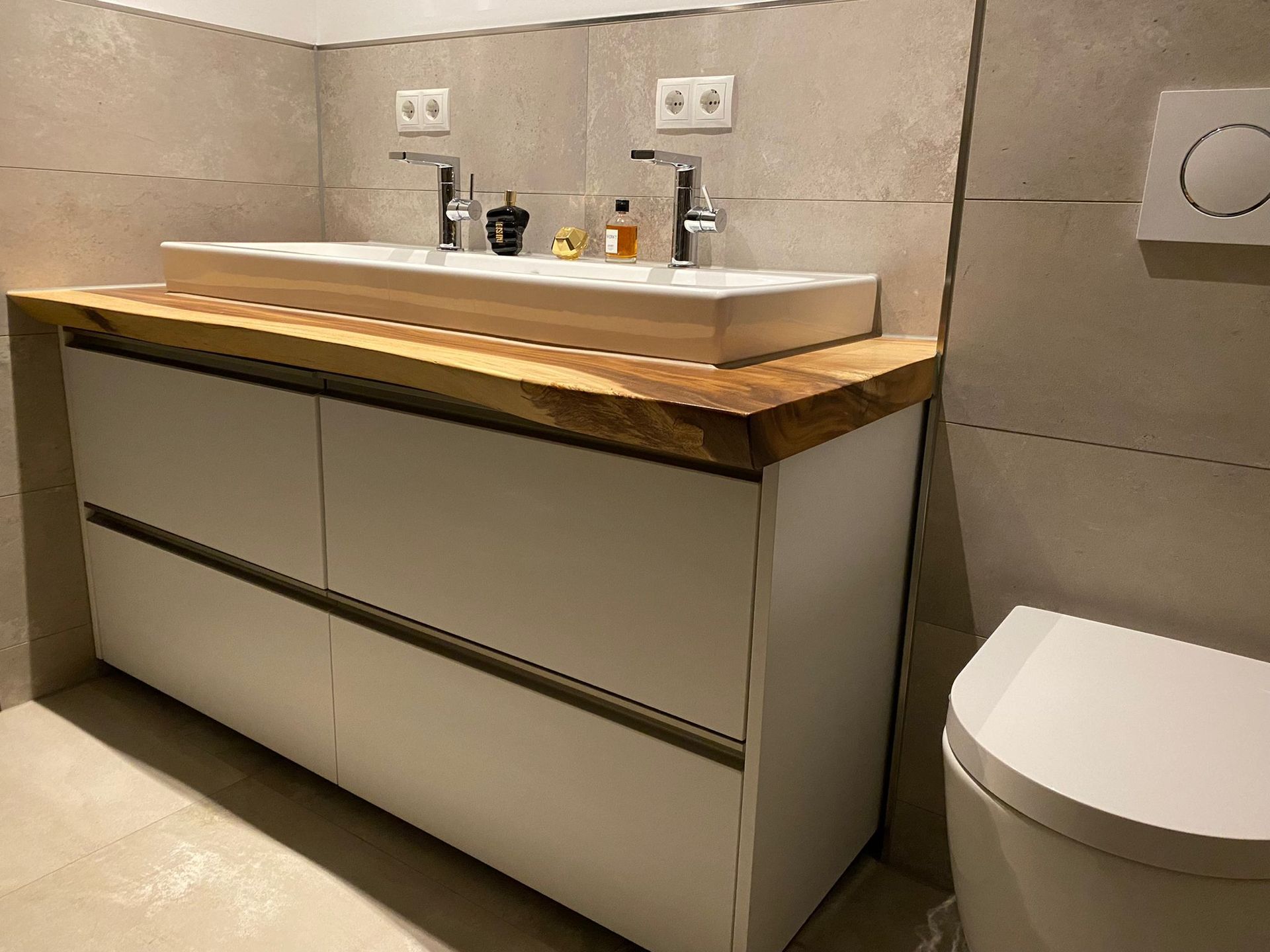 Badezimmerunterschrank und Waschtisch aus Holz von Böhmer Manufaktur