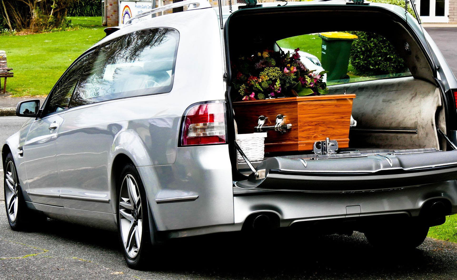 Un cercueil en bois dans un véhicule funéraire