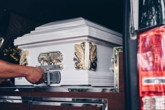 Transport d'un cercueil vers la cérémonie d'inhumation