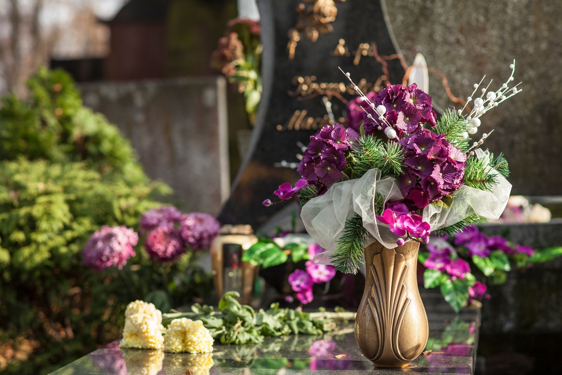 Des fleurs sur une pierre tombale