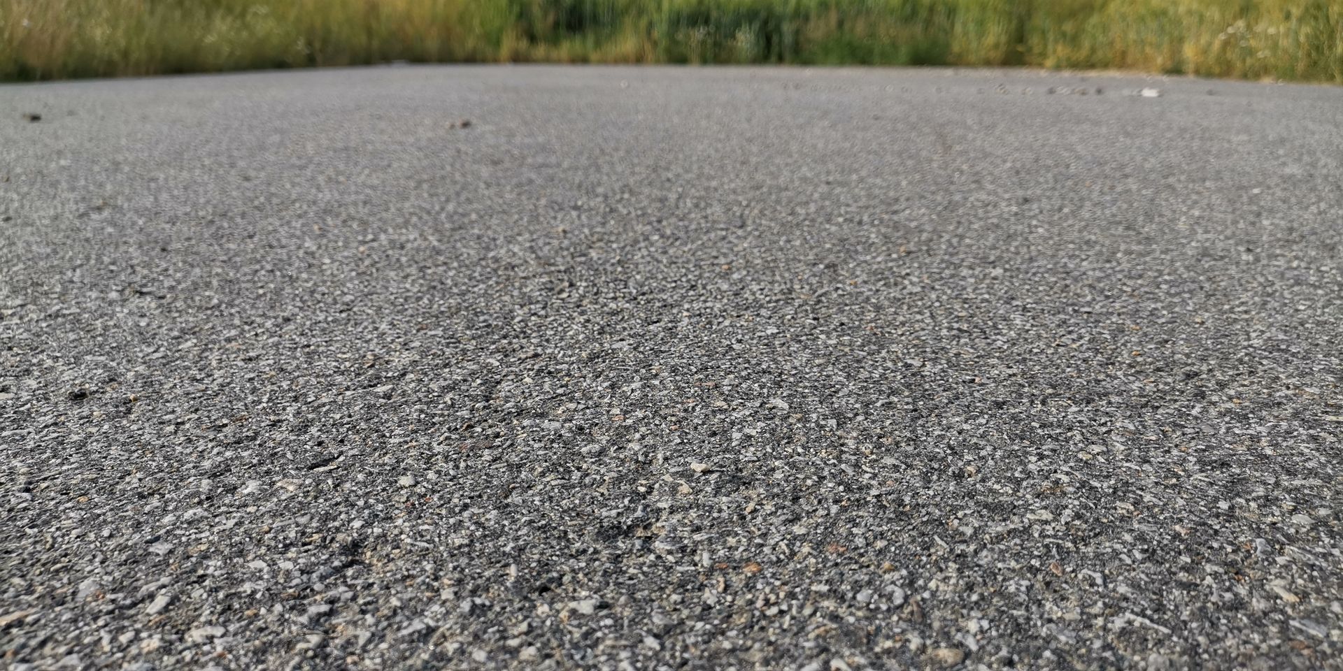 Gros plan d'une surface d'asphalte grise 