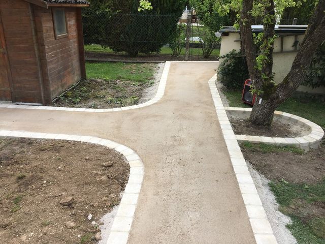 Chemin terrasé devant maison