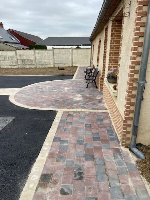 Chemin bétonné entouré d'arbustes