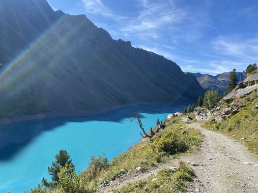 Paysage de montagne avec un lac