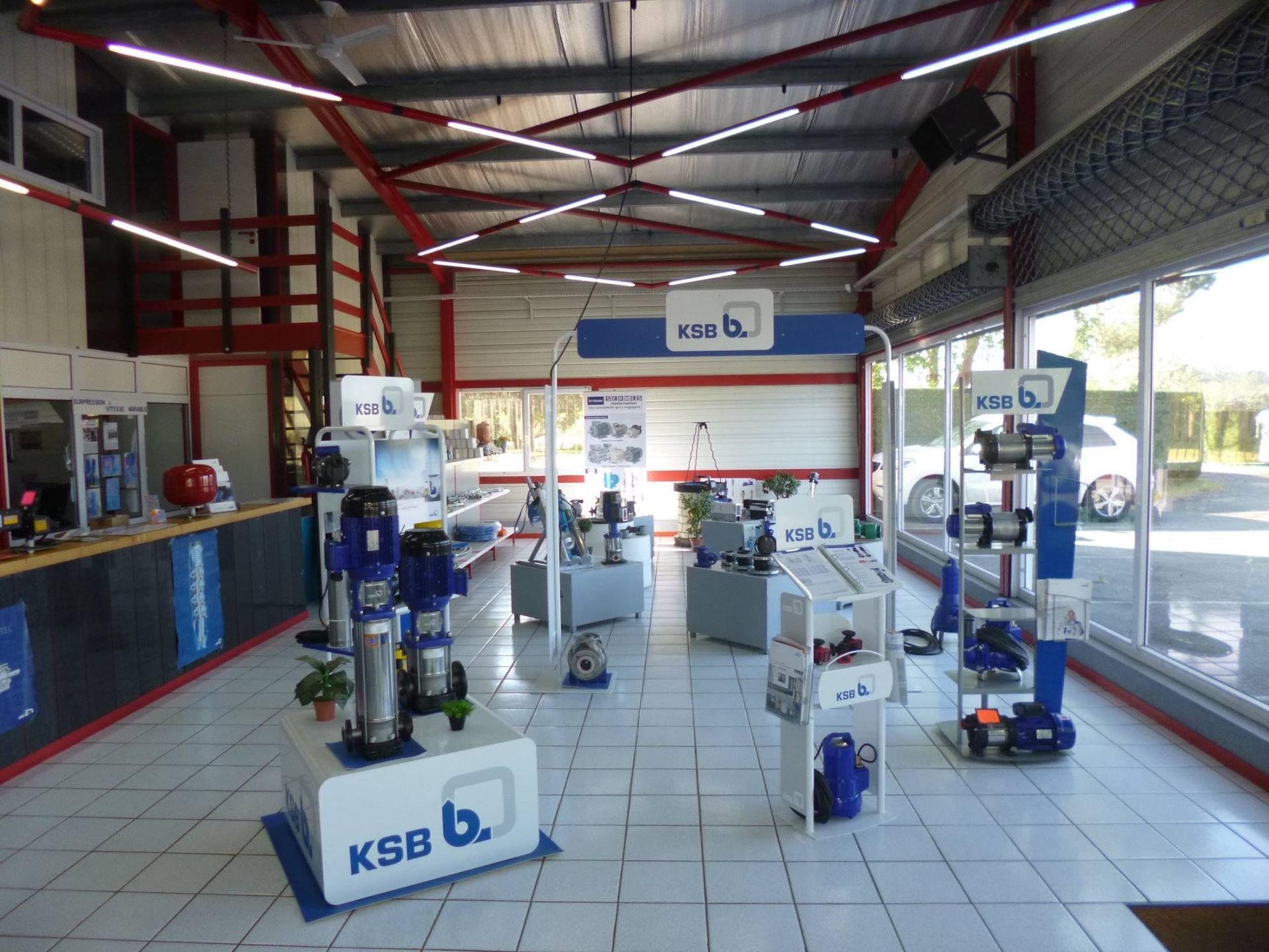 Intérieur du magasin avec des pompes KSB exposées