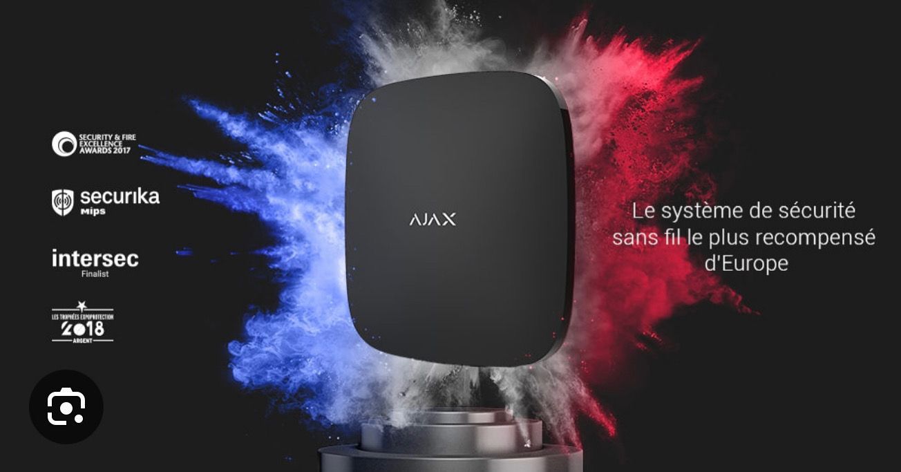 Dispositif de sécurité noir centré au milieu d'explosions de poudre bleue et rouge, avec textes et logos promotionnels en français.