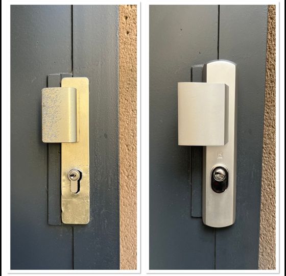 Gros plans côte à côte d'une poignée de porte et d'une serrure : l'une en laiton, l'autre en argent, sur une porte sombre.