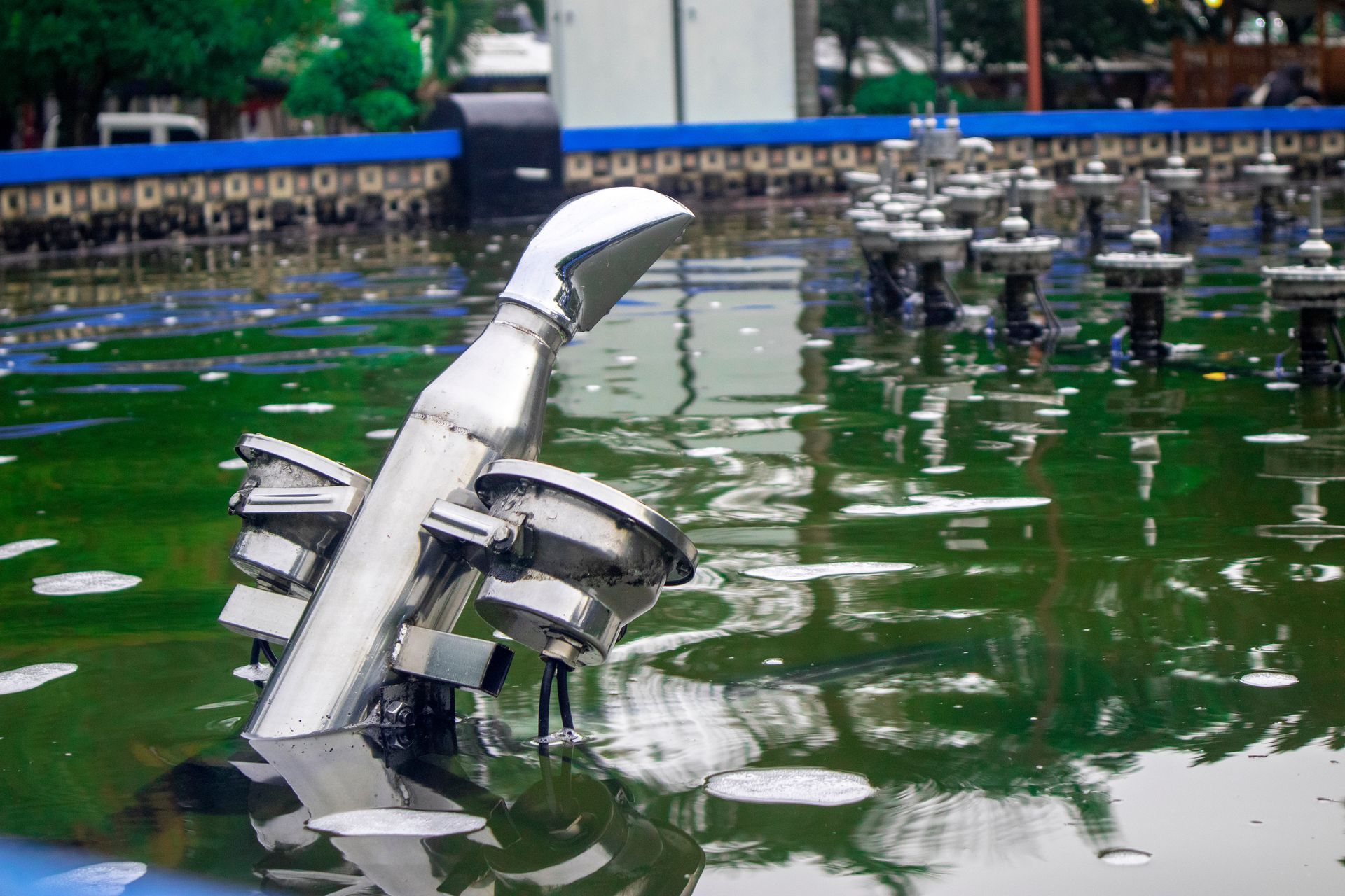 Un objet s'élevant d’un bassin.