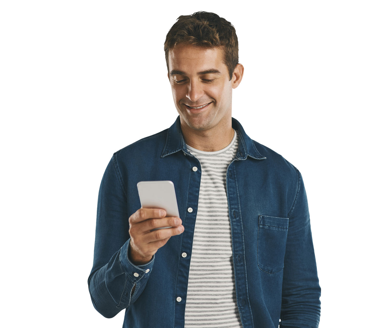 Homme souriant devant un smartphone, vêtu d’une chemise.