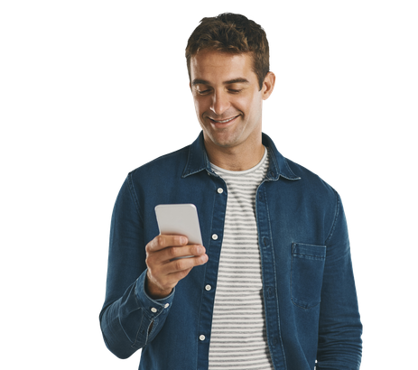 Homme souriant en chemise, regardant son téléphone.
