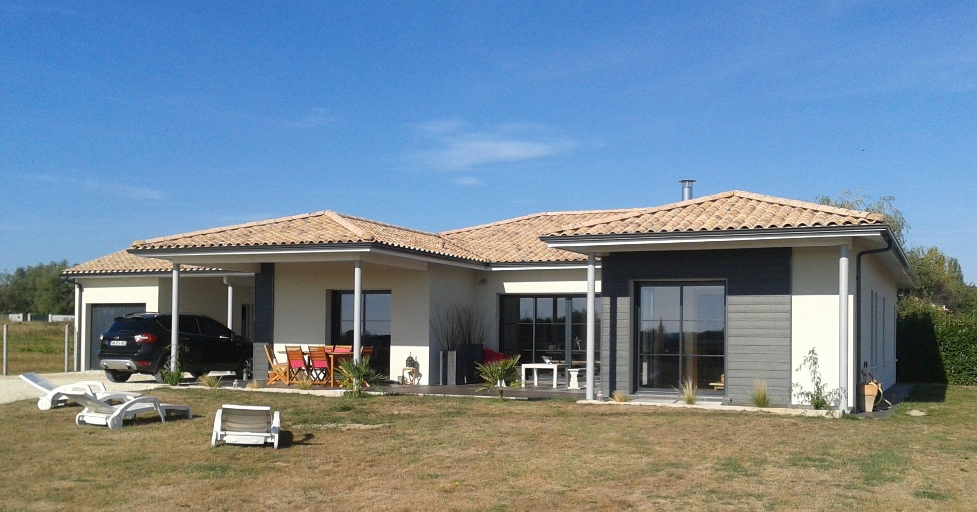 Pavillon avec une piscine