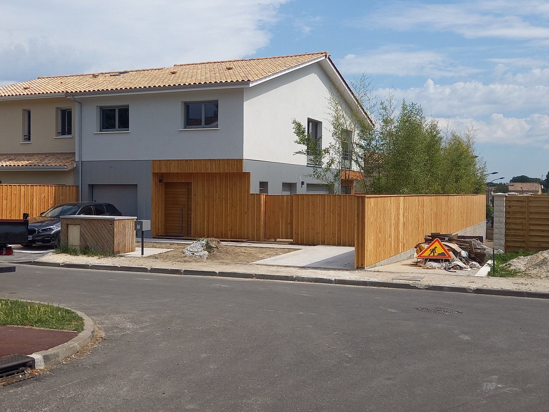 Construction 9 maison 2 étages avec piscine devanture
