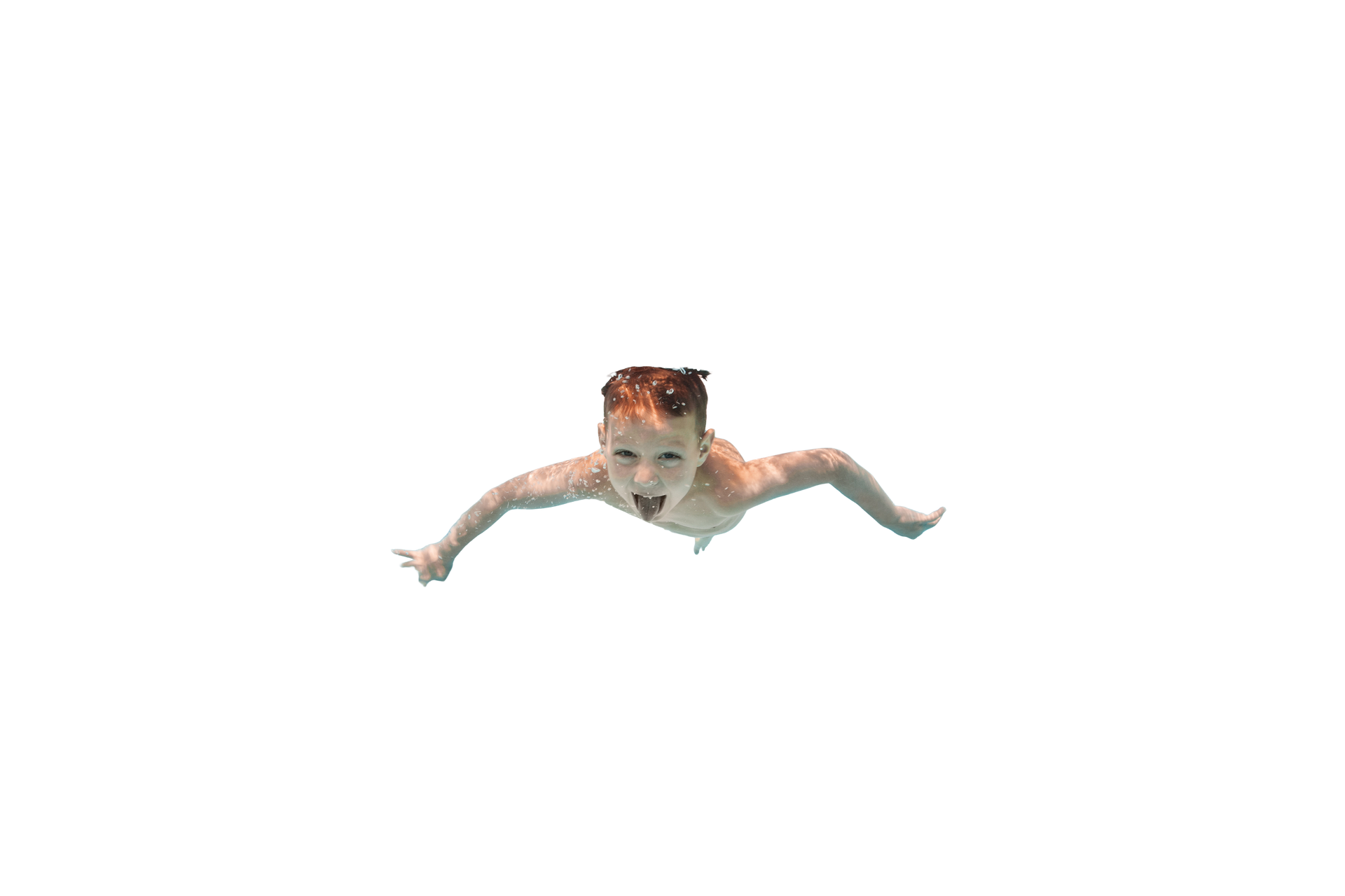 Petit enfant nageant sur fond blanc uni
