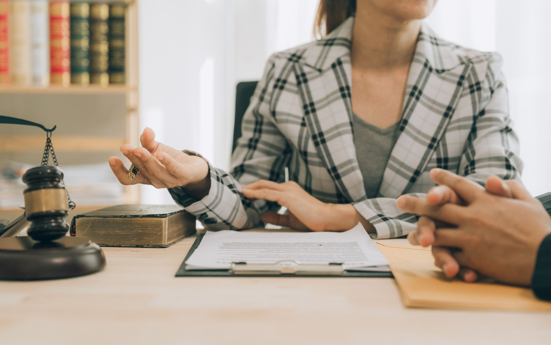 Une femme est assise à un bureau et parle à un homme.