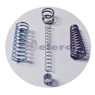 Tres tipos diferentes de resortes están sobre una superficie blanca