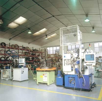 Un almacén lleno de mucha maquinaria y neumáticos.