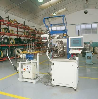 Una máquina en un almacén con una computadora en ella