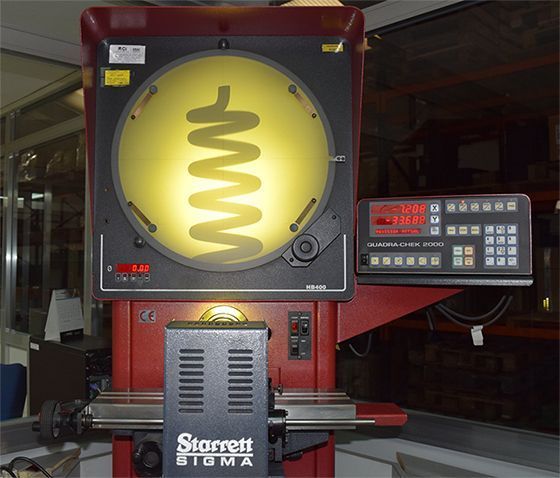 Una máquina Starrett Sigma está sobre una mesa.