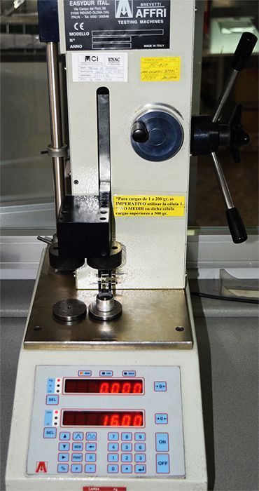 Una máquina con una pantalla digital que dice 1800