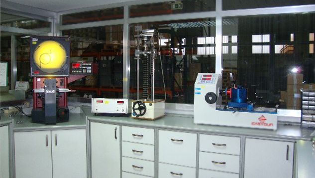 Un laboratorio con muchos instrumentos en el mostrador.