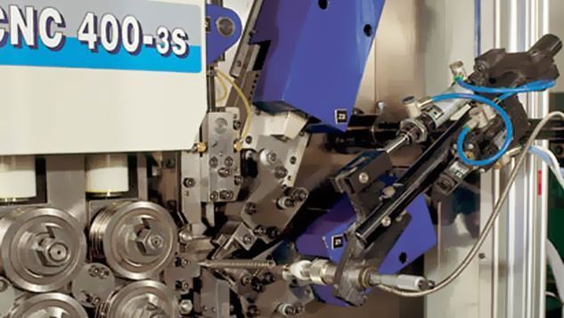 Una máquina está fabricando una bobina de alambre en una fábrica.