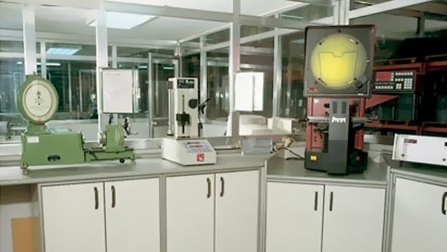 Un laboratorio con muchos instrumentos en los mostradores.