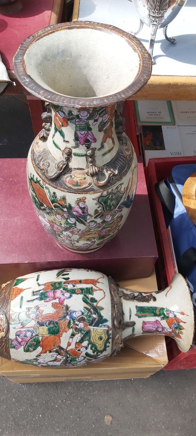 Vase blanc avec motifs anciens