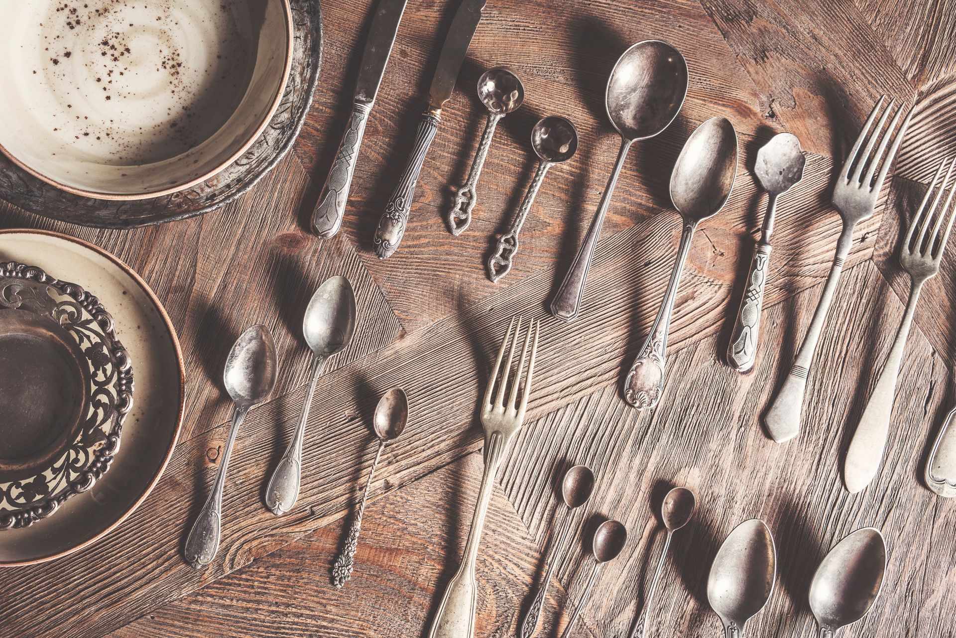 Assortiment de cuillères et d'ustensiles en argent.