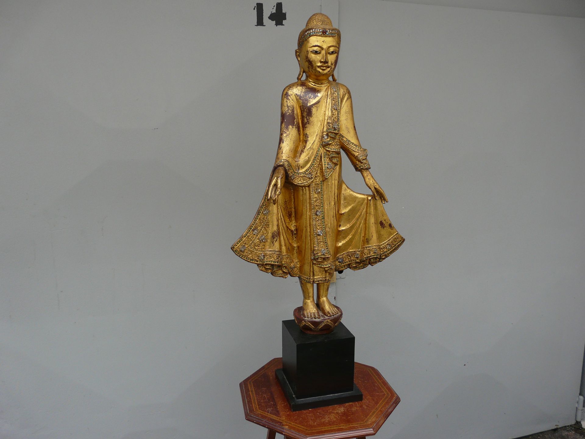 Bouddha doré avec tenue