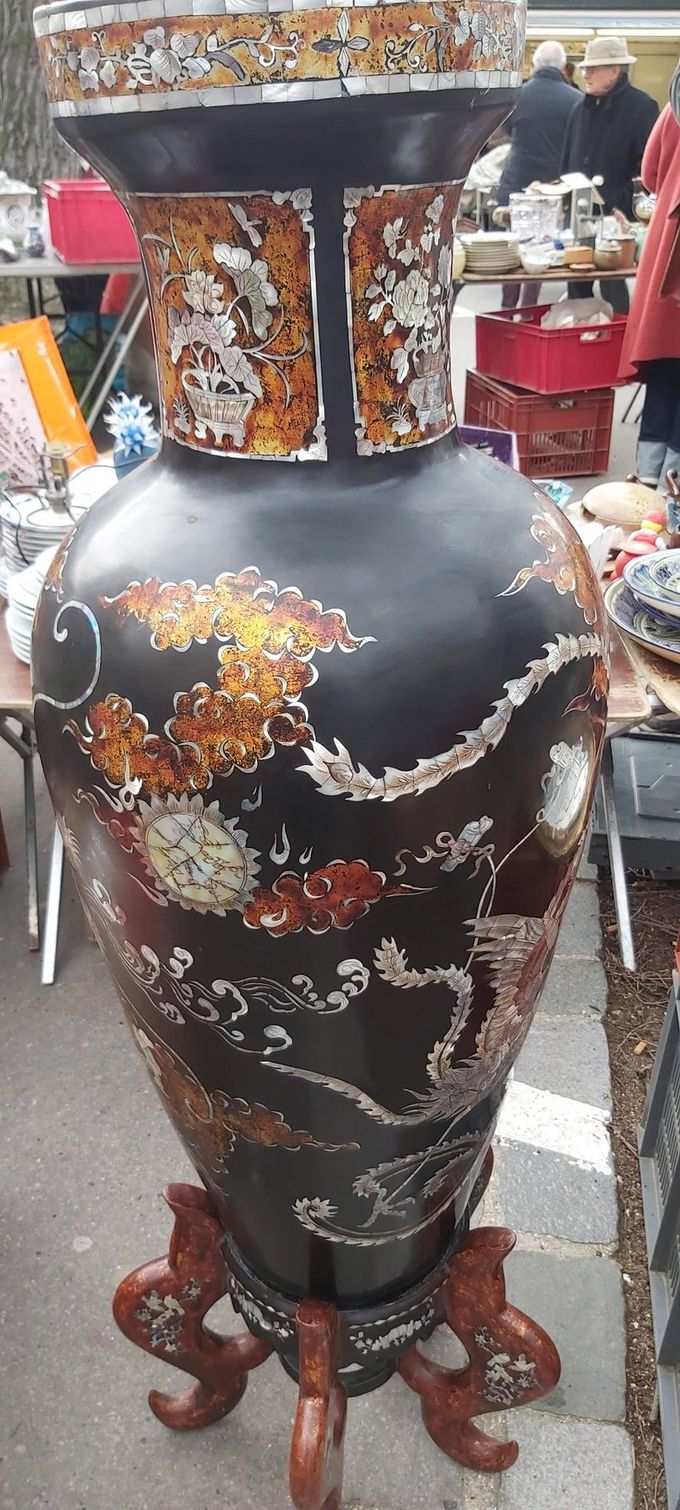 Vase chinois noir avec motifs colorés