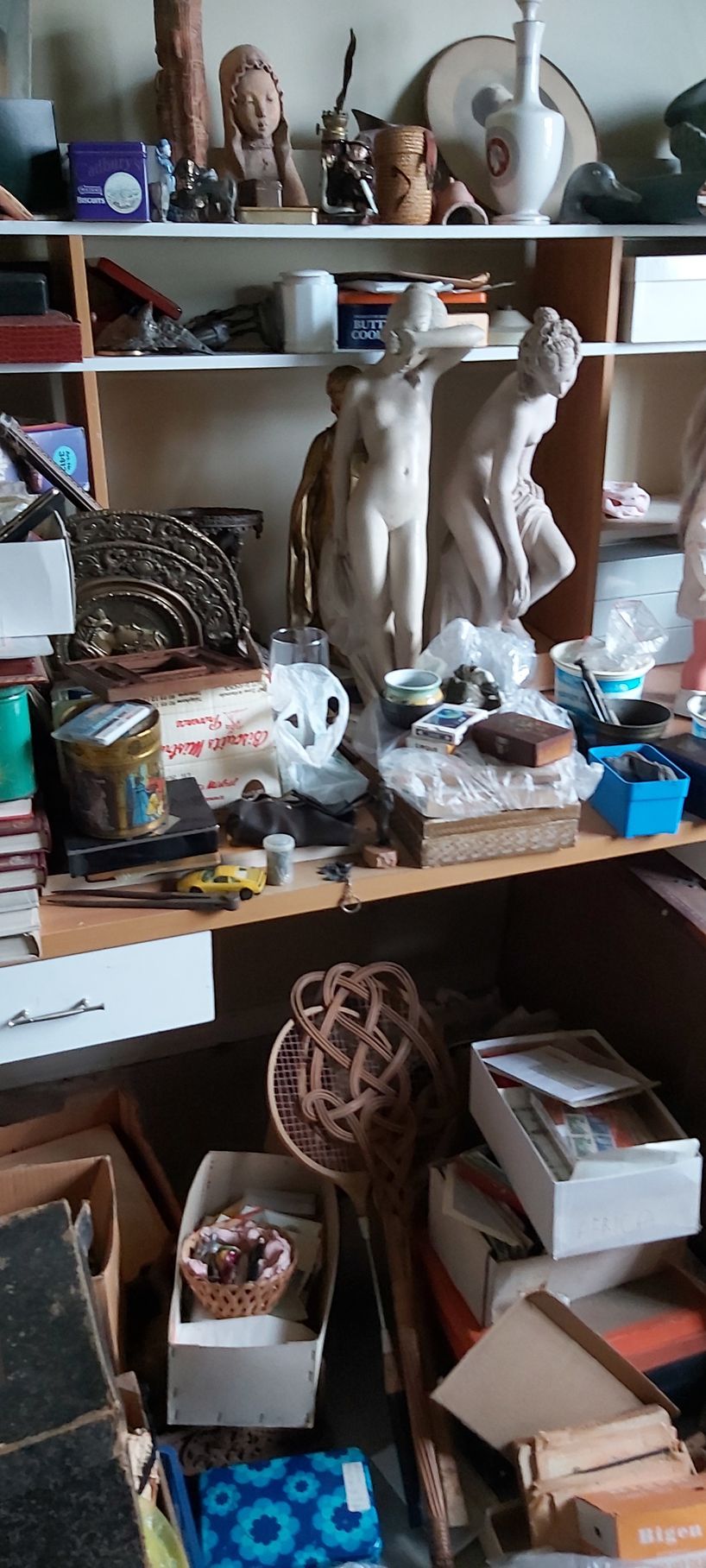 Débarras de maison avec des objets anciens