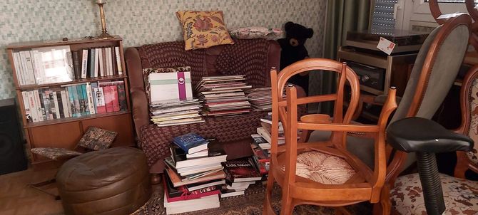 Livres et vinyles sur fauteuil